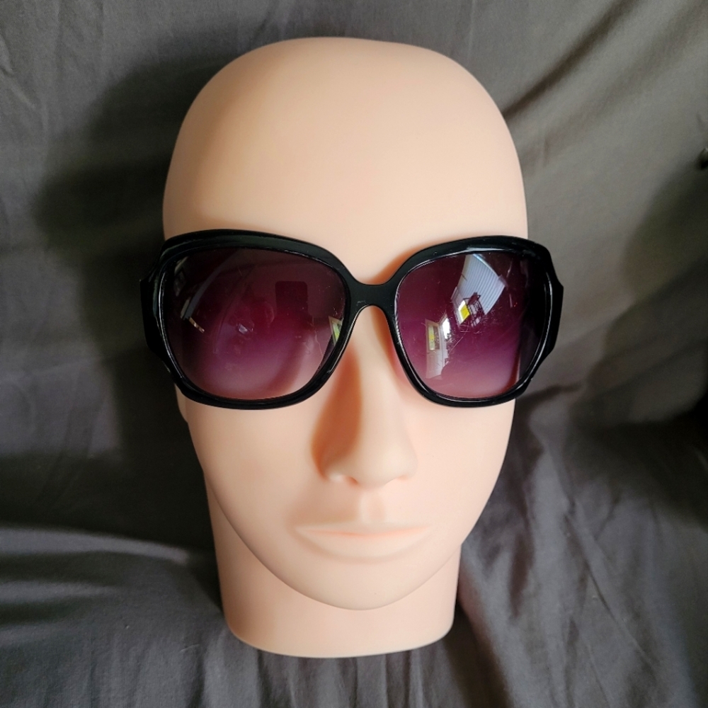 ⭐️Vintage Guess Sunglasses⭐️
